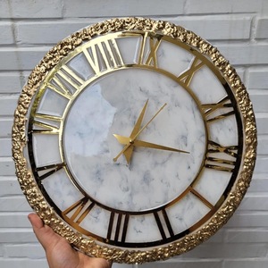 Horloge murale en résine époxy Restaurant et logo personnalisé Décoration intérieure Horloge murale en bois et résine par Tayyab Handicrafts - Product Image 1