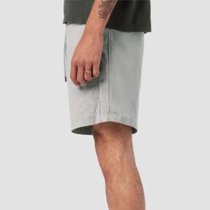 Pantalones cortos grises con cordón para hombre, elegantes y funcionales con ajuste ajustable, ideales para entrenamientos de gimnasio - Product Image 6