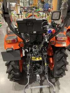 Mini tractor Kubota EK1-261 con contrapeso delantero. Tractor Kubota EK1-261 subcompacto usado, limpio y asequible para granja. - Product Image 2