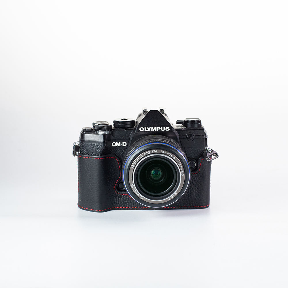 Noir (Fil de soie rouge)