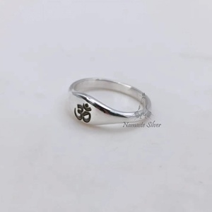 Anillo Om de Plata de Ley 925 con Símbolo Aum, Hecho a Mano, Rodio, Grabado Personalizado, Joyería de Yoga para Meditación, Regalo Espiritual - Product Image 4