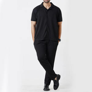 Ensemble décontracté deux pièces noir élégant : chemise à col cubain et pantalon de jogging droit assorti – Survêtement homme de qualité supérieure - Product Image 4