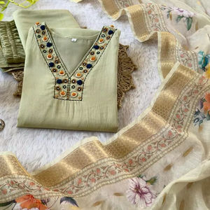 Señoras elegantes Colección étnica india Inspirado en celebridades Comodidad personalizada Auto bordado Color claro Uso diario Ropa de fiesta alta - Product Image 1