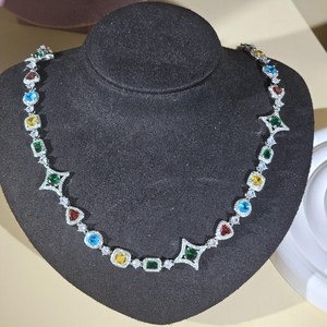 Elegante Cadena de Piedras Multicolores en Engaste Chapado en Rodio con Detalles de Diamantes Moissanite, Joyería de Lujo para Bodas y Fiestas - Product Image 4