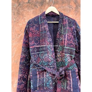 Veste matelassée Kantha style vintage unisexe Vente en gros Manteau imprimé Ajrakh indien Cravate sur le devant Conception ouverte Coton brodé - Product Image 4