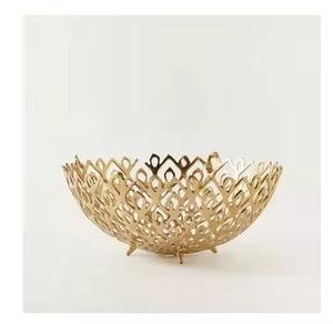 Collection de vaisselle élégante et moderne en métal pour la présentation des repas - Product Image 1