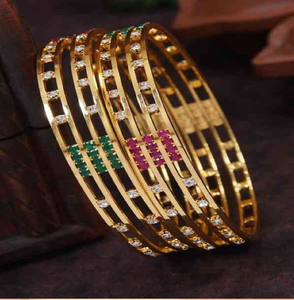 Brazaletes de latón antiguo con un hermoso diseño de entramado de filigrana y motivo de flor central con piedras claras, a precios al por mayor - Product Image 5