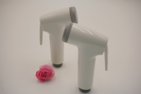 Douchette WC murale ABS blanche au design moderne avec inverseur, buse écologique autonettoyante pour salle de bain