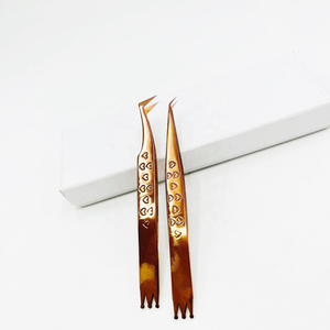 Logotipo personalizable Plasma Recubierto de oro rosa Pinzas de 45 grados Acero inoxidable 10mm Corazón Grabado Corona Parte inferior Sostenible - Product Image 2