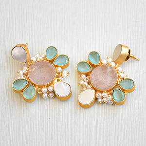 Boucles d'oreilles pendantes en laiton de qualité supérieure, plaquées or 18 carats, avec quartz rose et perle d'eau douce, style classique et mignon, finition polie, tendance et élégantes - Product Image 6