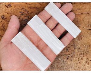 Barra de cristal tallada de selenita natural blanca de 8 cm para mascota de Feng Shui y sanación Reiki - Product Image 3