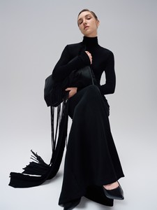 ชุดเดรสทางการคอเต่าสำหรับผู้หญิงชุดเดรสเมอรีลแบบถักมีแสงสีขาวจากเวียดนาม - Product Image 4