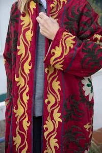 Chaqueta de Invierno para Mujer de Algodón Tejido Bordado, Bordado Suzani, Corte Regular, Abrigo Rojo con Estilo - Product Image 3