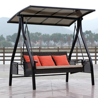 Ensemble de balançoires de jardin d'extérieur pour trois personnes avec chaises suspendues et table centrale, doté d'une pergola métallique imperméable