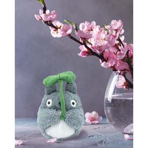 Peluche de Mi Vecino Totoro con Diseño de Hojas, un Cautivador Artículo con Temática Vegetal - Product Image 1