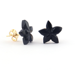 Boucles d'oreilles clous en forme de fleur sculptée en onyx noir, bijoux de luxe modernes, plaqué or 18 carats, prix de gros abordable, petite paire de clous - Product Image 2
