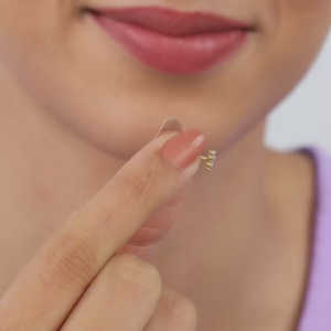 Impresionante Piercing de Nariz con Diamante <span class=keywords><strong>Blomma</strong></span> Dorado, Joyería Corporal Chapada en Oro Rosa de 14K con Circonita y Diseño Floral de Rosca - Product Image 1