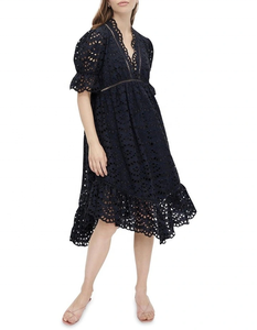Robe midi d'été en coton brodé bleu, col en V, coupe trapèze, écologique, respirante, à ourlet asymétrique volanté et doublure en dentelle - Product Image 3