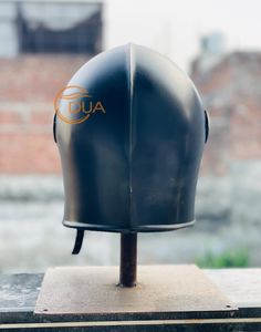 Casque Barbuta, armure de chevalier italien médiéval avec plaque faciale argentée, dôme noir et détails de ventilation en forme de croix - Product Image 4