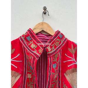 Veste d'hiver courte en velours brodé Suzani faite à la main, prix de gros, veste courte Suzani pour femme, taille unique, veste courte matelassée Kantha - Product Image 5