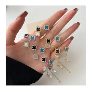 Bracelet de luxe de marque de créateur plaqué or 18 carats avec pendentif trèfle, bijoux raffinés - Product Image 1