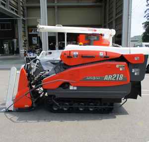 Moissonneuse-batteuse à riz Kubota AR218GDXMW, 6 rangs, alimentation par tête, diesel, distance entre les rangs de 300 mm - Product Image 1