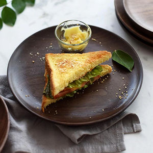 Bandeja de madera de estilo americano para comer el desayuno Ventas de fábrica Bandeja de madera para servir alimentos con anillo de borde de latón Bandeja de mesa de centro - Product Image 4