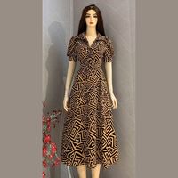 Robe longue féminine à manches courtes avec col, taille naturelle, motif uni, en tissu de soie doux pour un look estival chic
