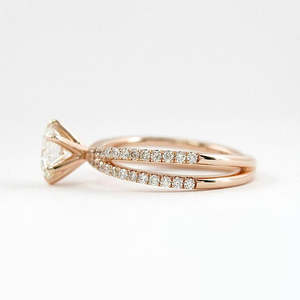 Anillo de diamante entrecruzado de moissanita de corte redondo para su elegante producto de joyería - Product Image 4