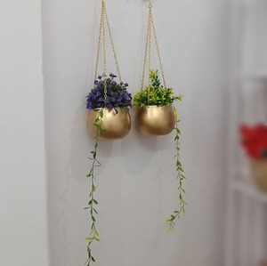 Pot de fleurs suspendu en métal finition or moderne pour la verdure d'intérieur et une belle décoration intérieure avec une touche luxueuse - Product Image 6