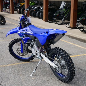 Moto tout-terrain légère de 250 cm³ prête pour la course 2026 - Product Image 3