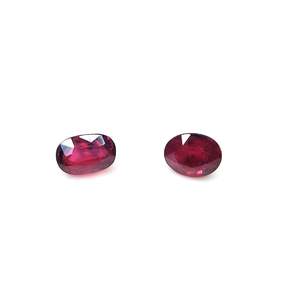 Par de Rubíes Naturales Sin Calentar, Ovalados, 2.76 Quilates, Color Amatista, 8mm de Altura, Certificados por IGI, Combinados con Cristales de Diamante - Product Image 1