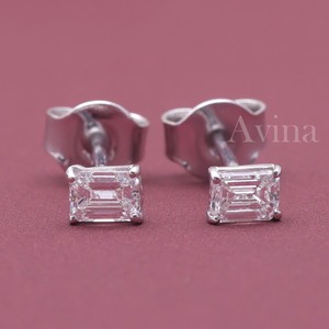 Boucles d'oreilles solitaires en or 18 carats avec diamant de laboratoire certifié IGI taille émeraude - Product Image 1
