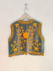 Chaqueta Bomber de Terciopelo Hecha a Mano con Diseño Suzani Bordado, Reversible, Ecológica, de Manga Corta, Lista para el Invierno - Product Image 6