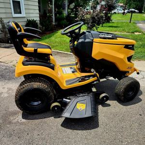 Tractor Cortacésped Cub Cadet XT1 LT46 Serie Enduro de 24 HP, Eléctrico, de 4 Tiempos, para Jardines Grandes, con Plataforma de Corte Resistente y Funcionamiento Suave - Product Image 2