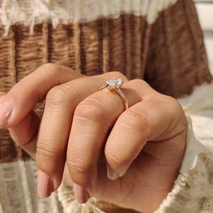 Anillo de compromiso con diamante marquesa y banda elegante cónica, engaste de 6 garras, claridad VS, certificado IGI - Product Image 5