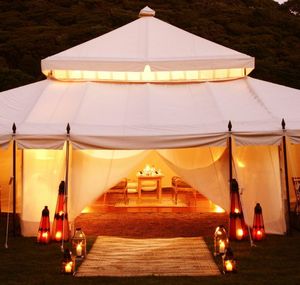 Tente moghole blanche de style romantique indien moderne et élégant pour décoration extérieure en toile pour mariages et fêtes - Product Image 1