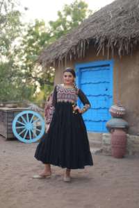 Traje de moda de calidad de exportación India Faux Blooming Fabric Kurti Pant & Dupatta con Kutchi Gamthi Work Online Shopping India - Product Image 5