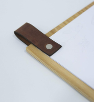 Menu en bois avec boucle en cuir, porte-menu de table élégant