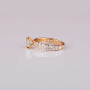 แหวนหมั้นเพชรทรงเหลี่ยมมรกตเคลือบทอง 14K สำหรับผู้หญิง เครื่องประดับแต่งงานทันสมัย ประดับเพชรด้านข้างแบบฝังเพชรเรียง - Product Image 2