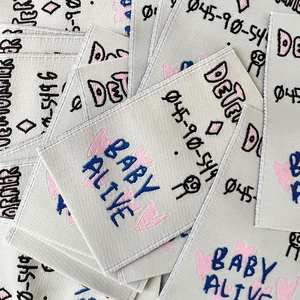 Etiquetas de impresión de prendas de vestir de seda satinada de poliéster con pliegue final de logotipo tejido personalizado hecho en fábrica para marcas de ropa - Product Image 1