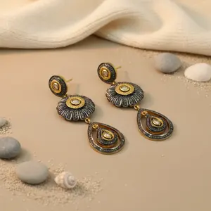 Boucles d'oreilles pendantes en forme de fleur de diamant exquises pour femmes - Bijoux plaqués or de luxe - Product Image 3