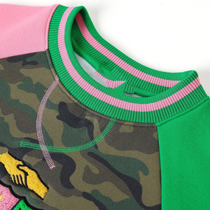 Sudadera Camo 08 Pretty Girl con Mangas Raglán y Cuello Redondo, Ropa de Hermandad Griega para Mujer, Rosa y Verde, Estilo Griego - Product Image 5