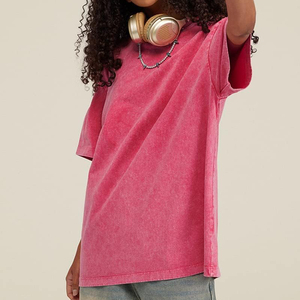 Camiseta Lisa ajustada de corte moderno. Ideal para uso diario casual o Emparejamiento con chaquetas y capas. - Product Image 1