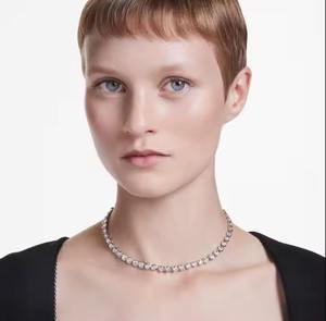 Collection de colliers de tennis classiques Cristaux blancs Plaqué argent Bijoux de conception de lunette gonflée pour le glamour de tous les jours - Product Image 2