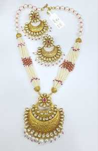 Collier pendentif Kundan exquis avec pierres vertes et boucles d'oreilles bijoux pour les festivals de demoiselles d'honneur et les rassemblements spéciaux - Product Image 5