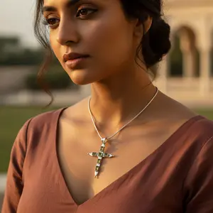 Pendentif Croix Religieuse en Argent 925 avec Peridot & Diamant Bijoux avec Perle pour Femmes Fait Main en Inde - Product Image 1