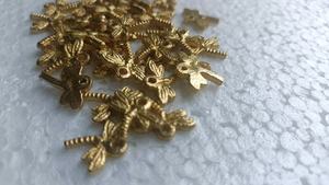 Breloques en laiton sur mesure sur le thème de la libellule en micro-macramé pour la fabrication de bijoux avec des détails délicats et un style naturel fantaisiste. - Product Image 6