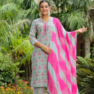 Kurta y pantalones de algodón puro con estampado floral verde para mujer con cuello Dupatta, mangas regulares de tres cuartos, decoración con lentejuelas - Product Image 1