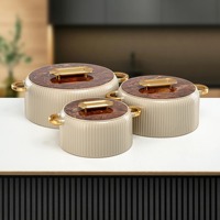 Le fondue chinoise en acier inoxydable de style du Golfe, incroyablement glamour, transforme même des ingrédients simples en de petits miracles de tendresse et de goût.